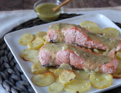 Filetti di salmone con patate e salsa aromatica di aneto